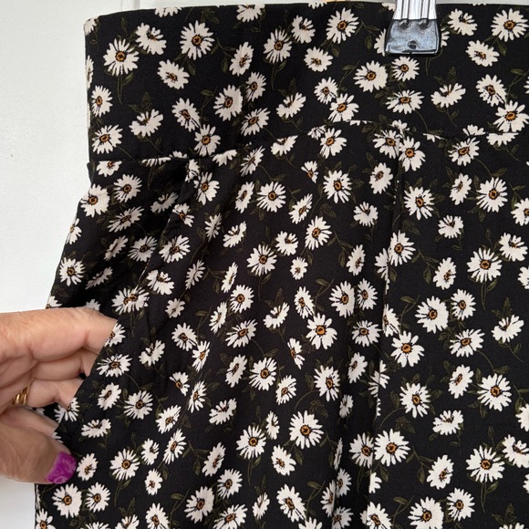 •Torrid• NWT Wide Leg Daisy Ditsy Floral Pants - Size 4X Short - Picture 5 of 12